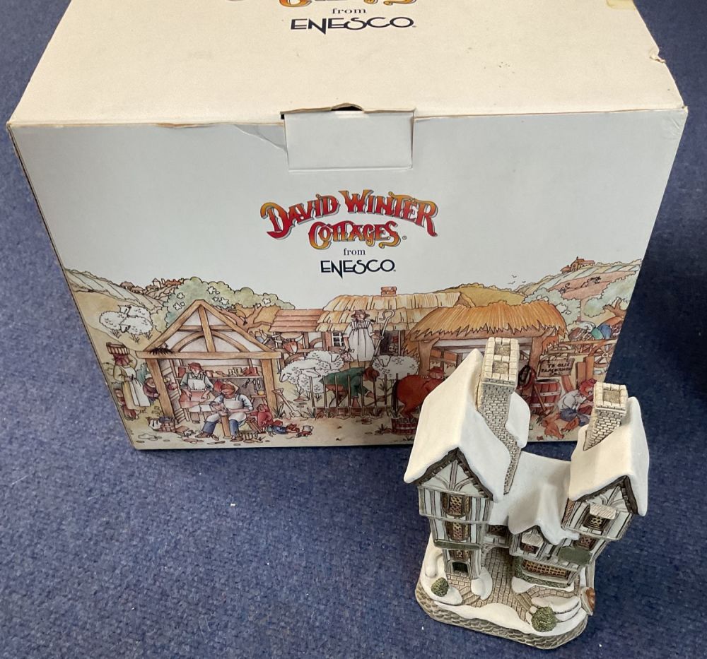 Lot 181: David Winter 1999 Cottages The Bottle 'n' Glass,...