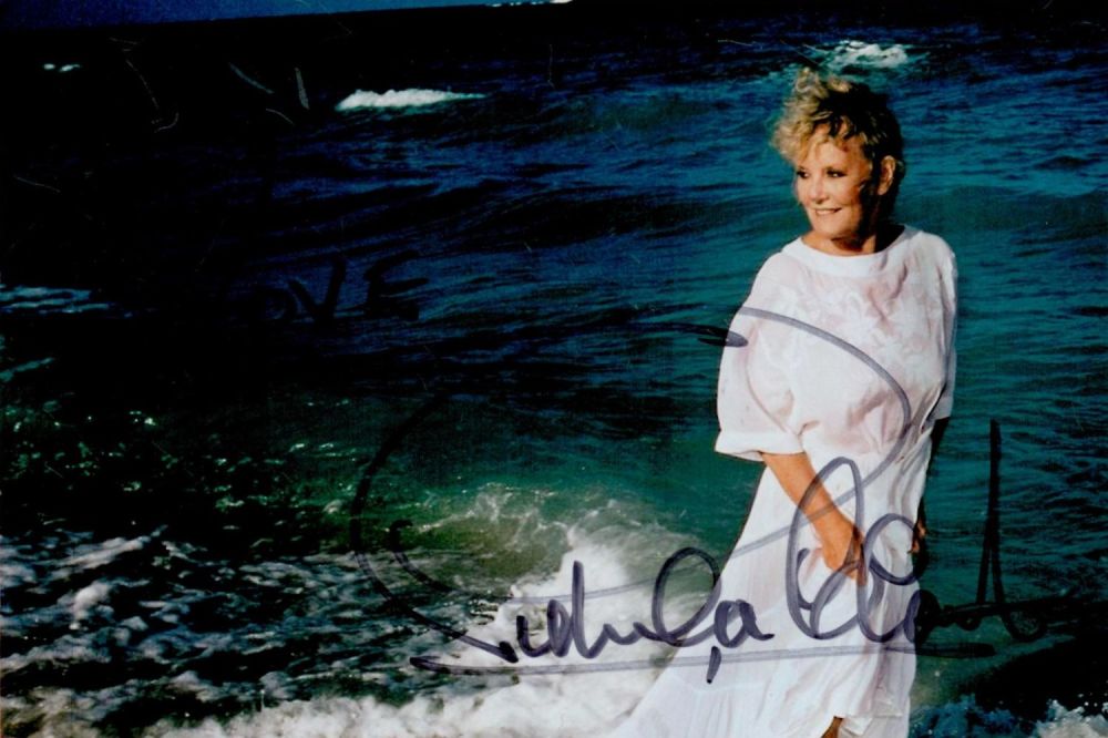 Lot 123: Petula Clark Signed 6x4 inch Colour Photo Of...
