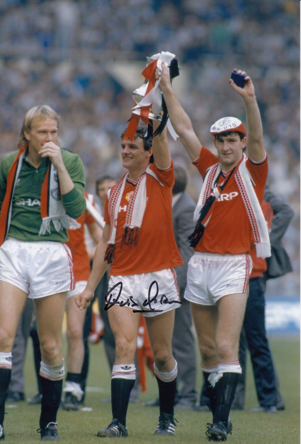 Lot 276: Autographed Kevin Moran 12 X 8 Photo colour,...