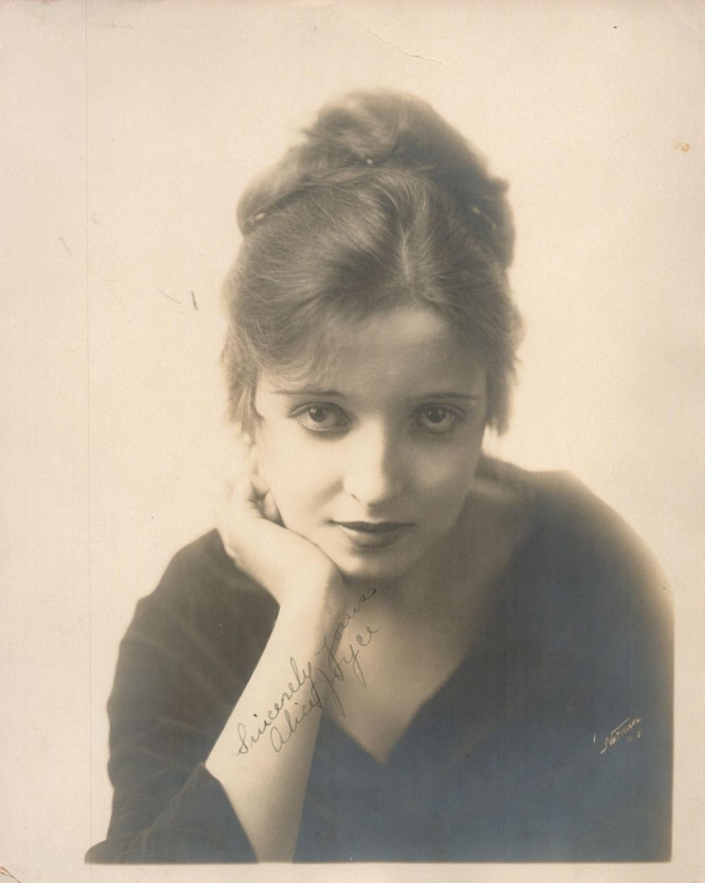 Lot 309: American Actress Alice Joyce Signed 10x8 inch Black...