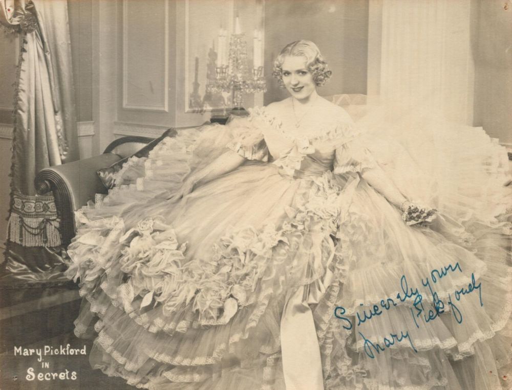 Lot 330: Canadian Actress Mary Pickford Signed 8x6 inch Black...