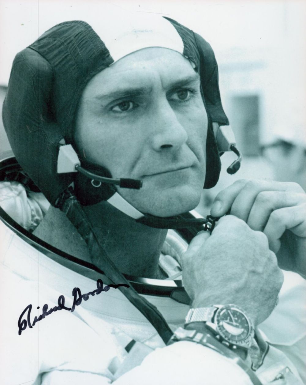 Lot 280: Astronaut, Richard F. Gordon signed 10x8 black and...