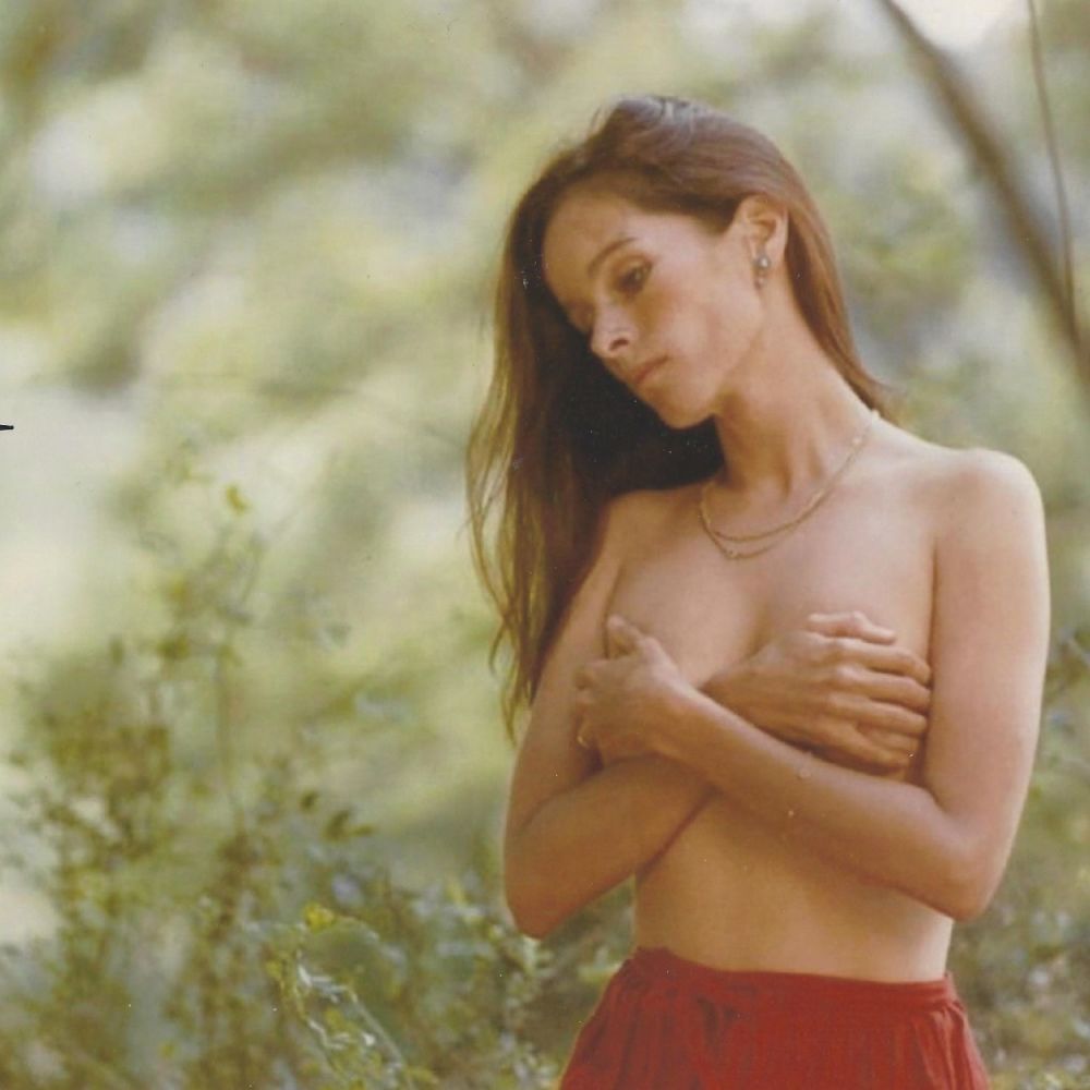 Lot 377: Geraldine Chaplin Signed 10x8 inch Colour Semi-Nude Photo....
