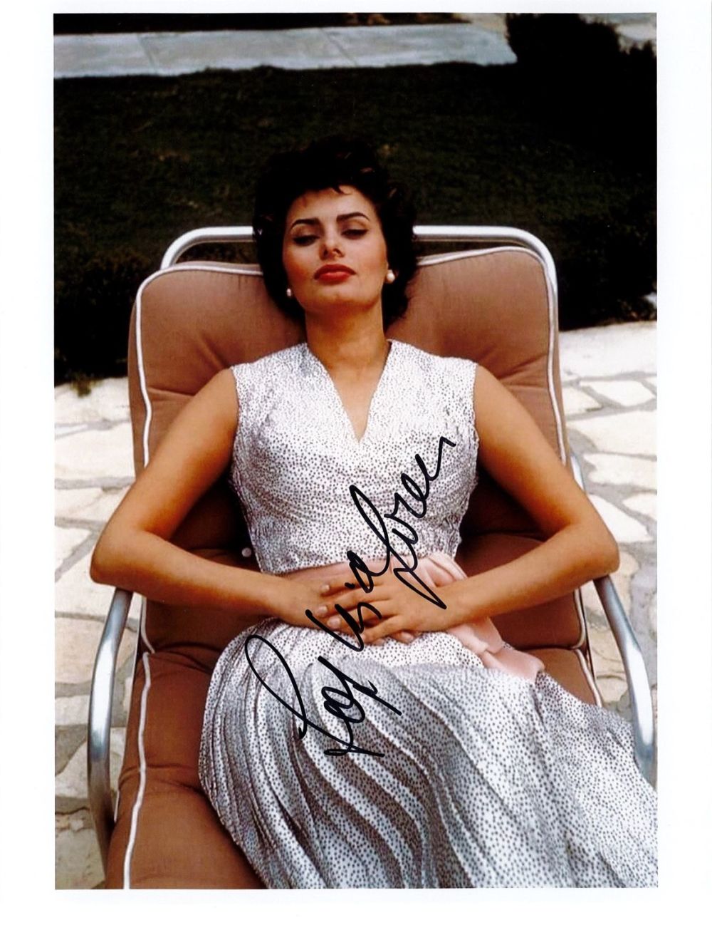 Lot 464: Sophia Loren Signed 10x8 inch Colour Glamour Shot...
