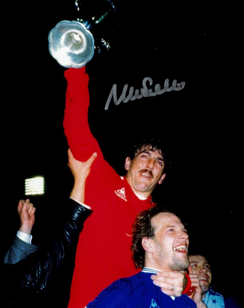 Lot 704: Neville Southall signed 10x8 colour photo. Southall MBE...