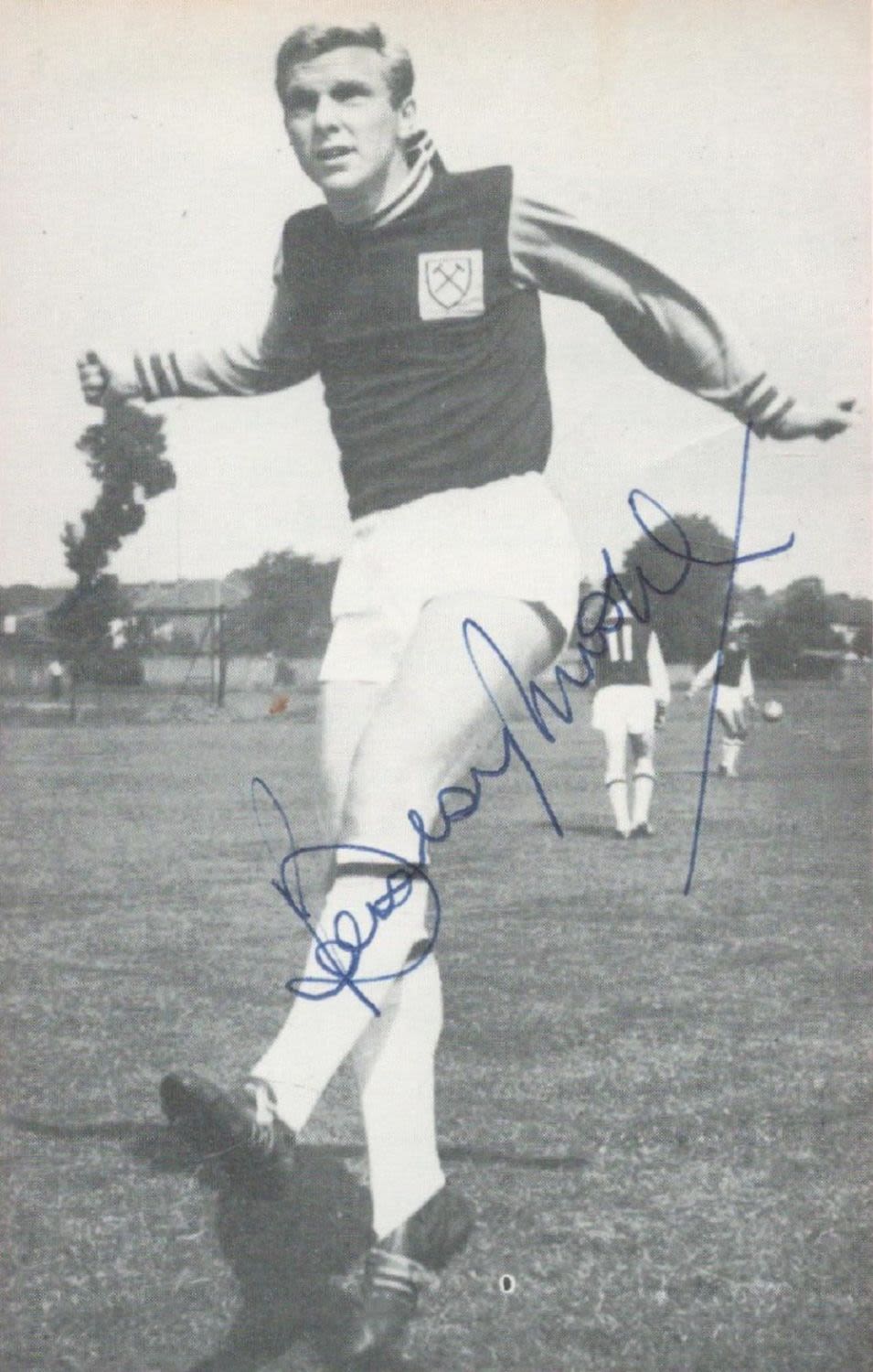 Lot 276: Bobby Moore, a signed 4. 5x3 magazine photo....
