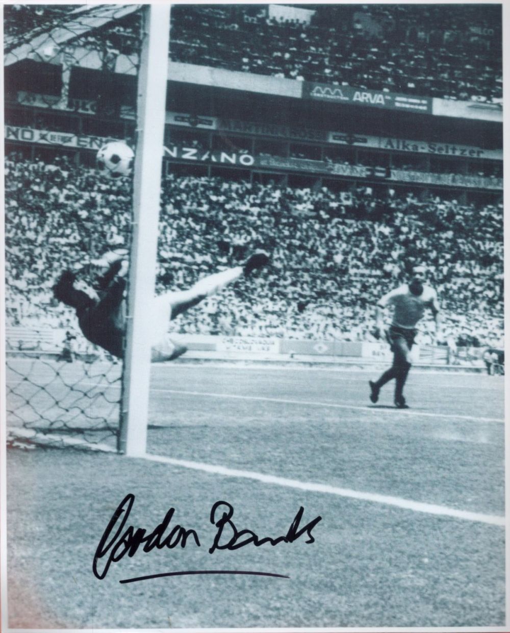 Lot 69: Gordan Banks signed 10 x 8 inch b/w...