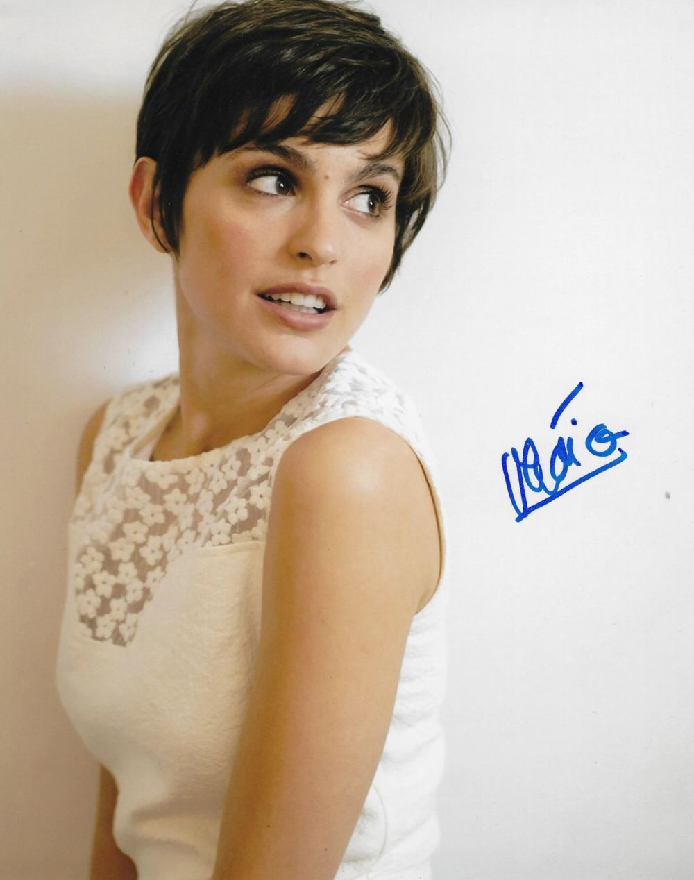 Lot 184: Verónica Echegui signed 10x8 colour photograph signed in...