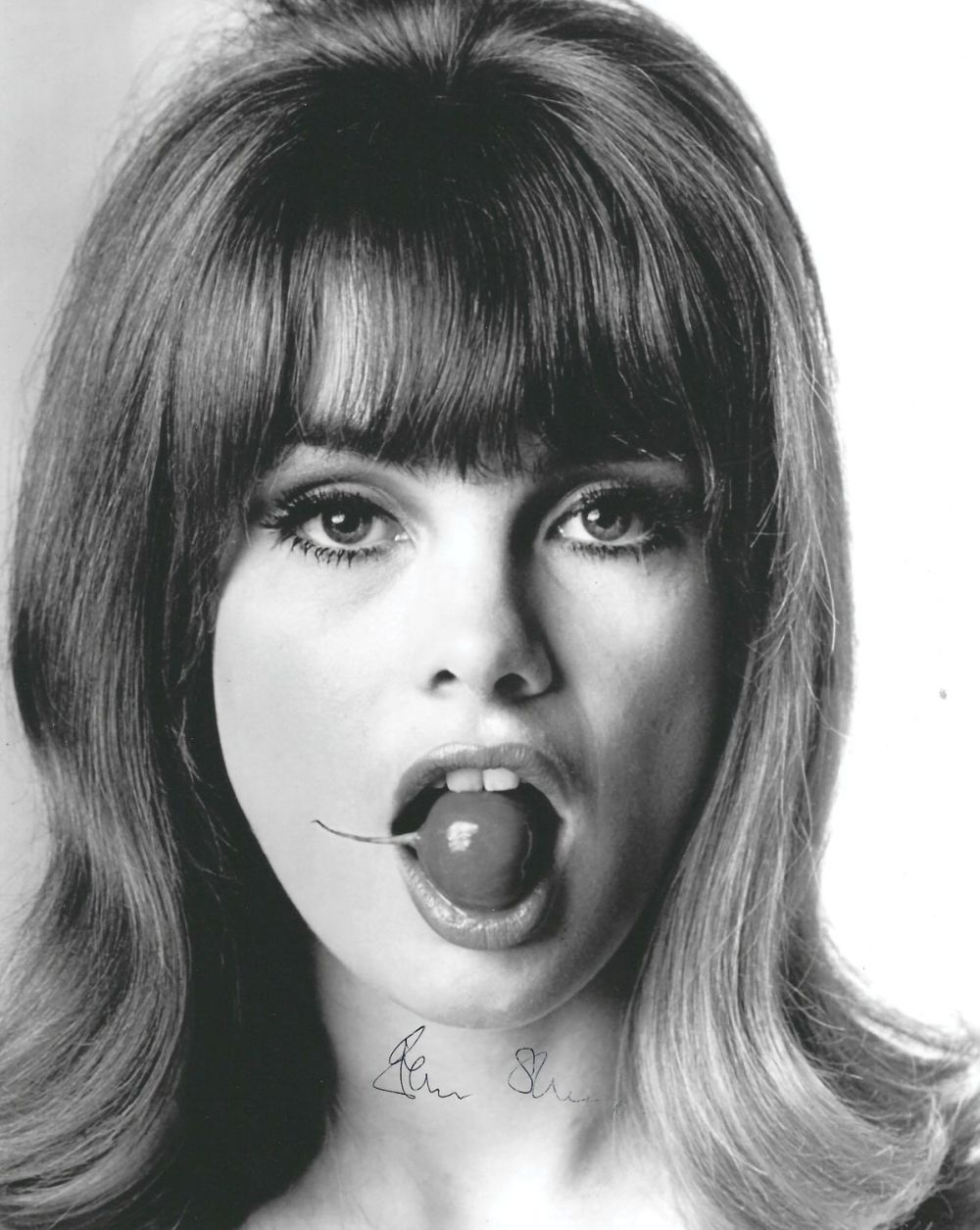 Lot 185: Jean Shrimpton signed 10x8 black and white photograph....