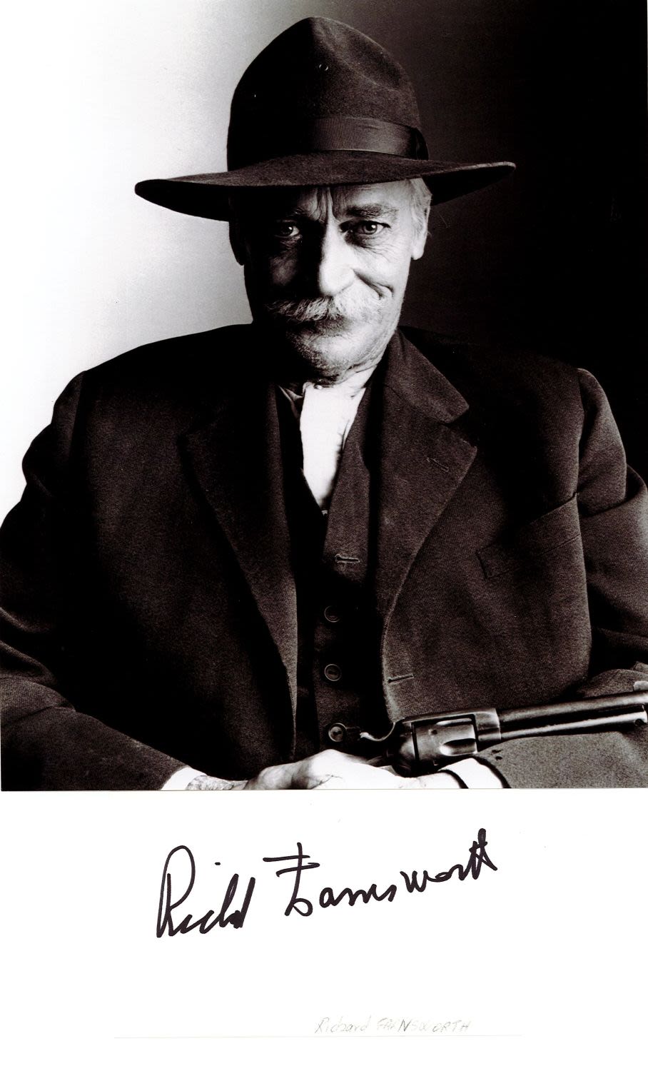 Lot 334: Richard Farnsworth signed 5x3 white card and 10x8...