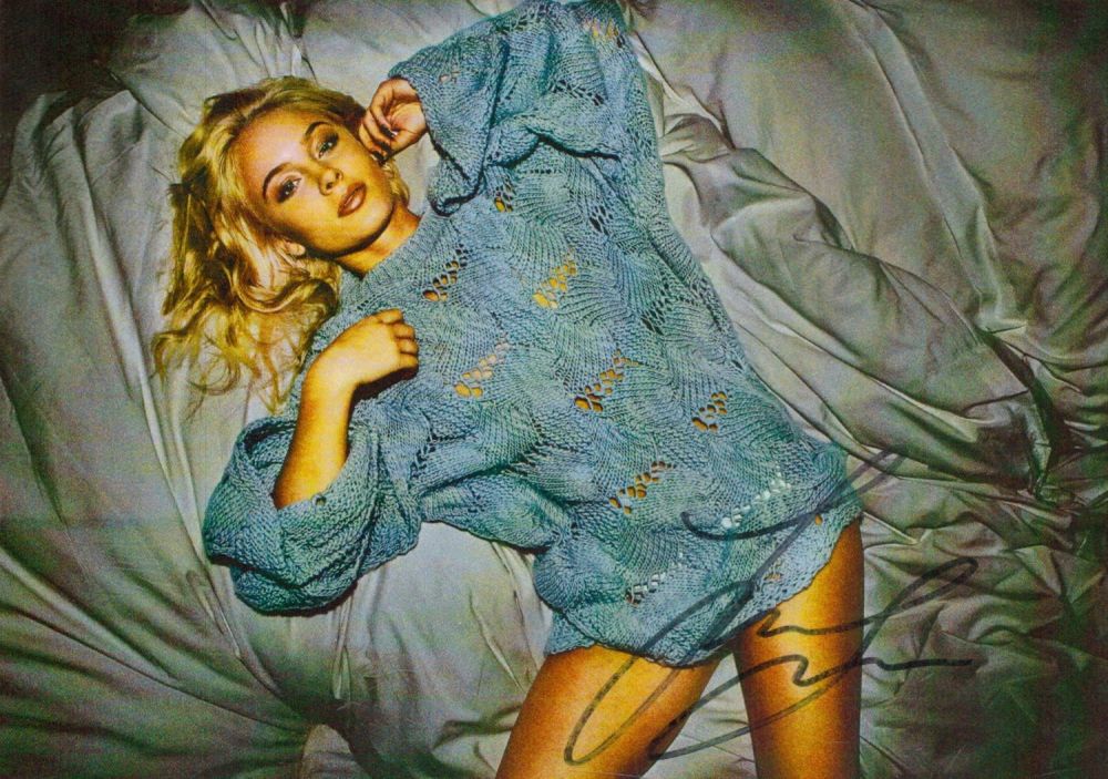 Lot 522: Zara Larsson Singer Signed Photo. Good condition. All...