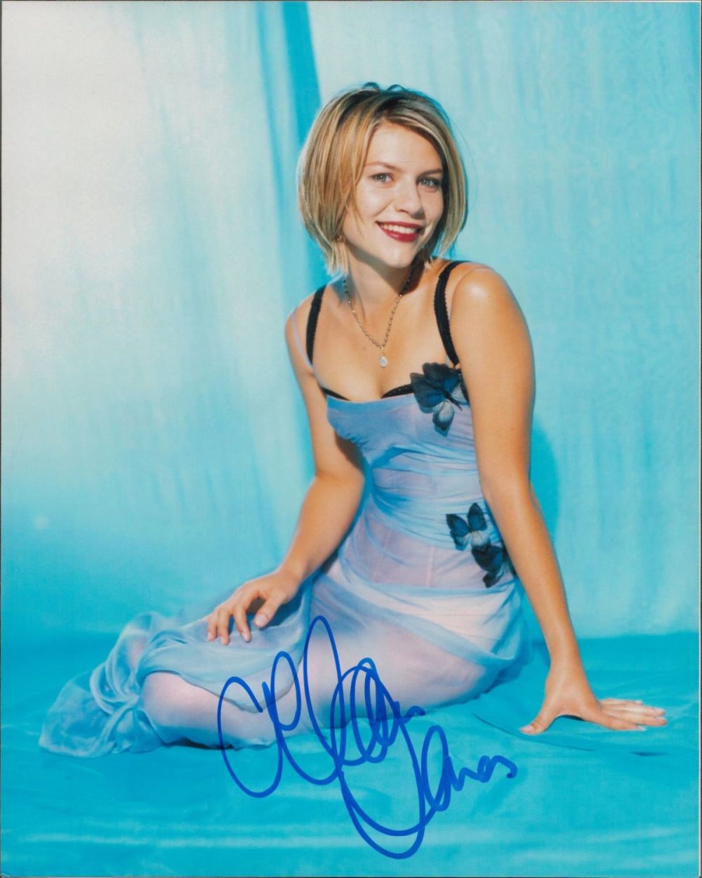 Lot 717: American Actress Claire Danes Signed 10x8 inch Colour...