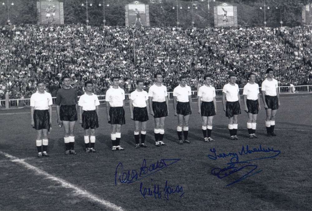 Lot 496: Football Autographed Tottenham 12 X 8 Photo -...