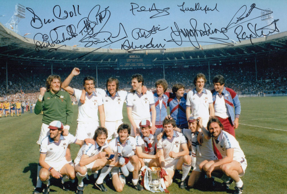 Lot 545: Football Autographed West Ham United 12 X 8...
