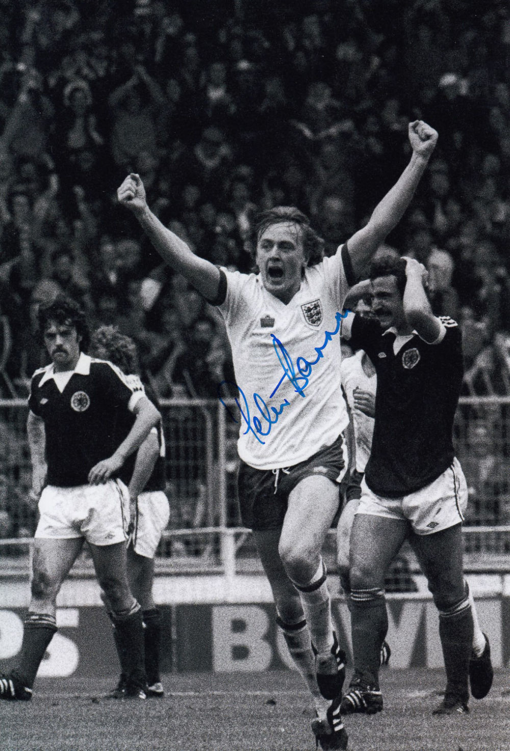Lot 304: Autographed Peter Barnes 12 X 8 Photo -...