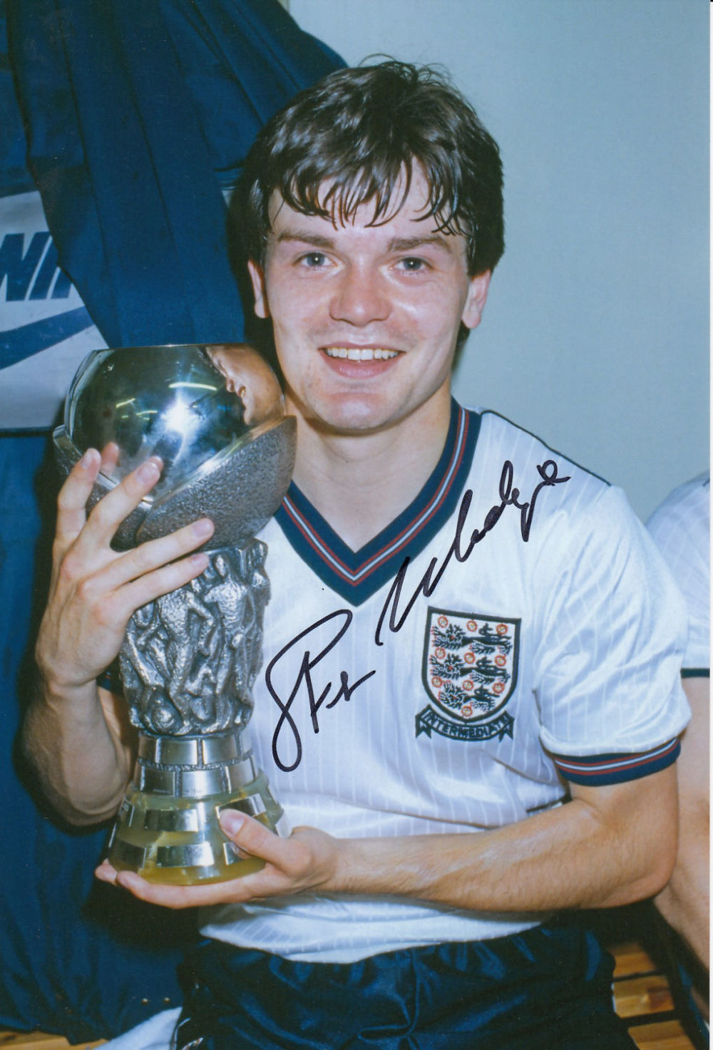 Lot 318: Autographed Steve Hodge 12 X 8 Photo -...