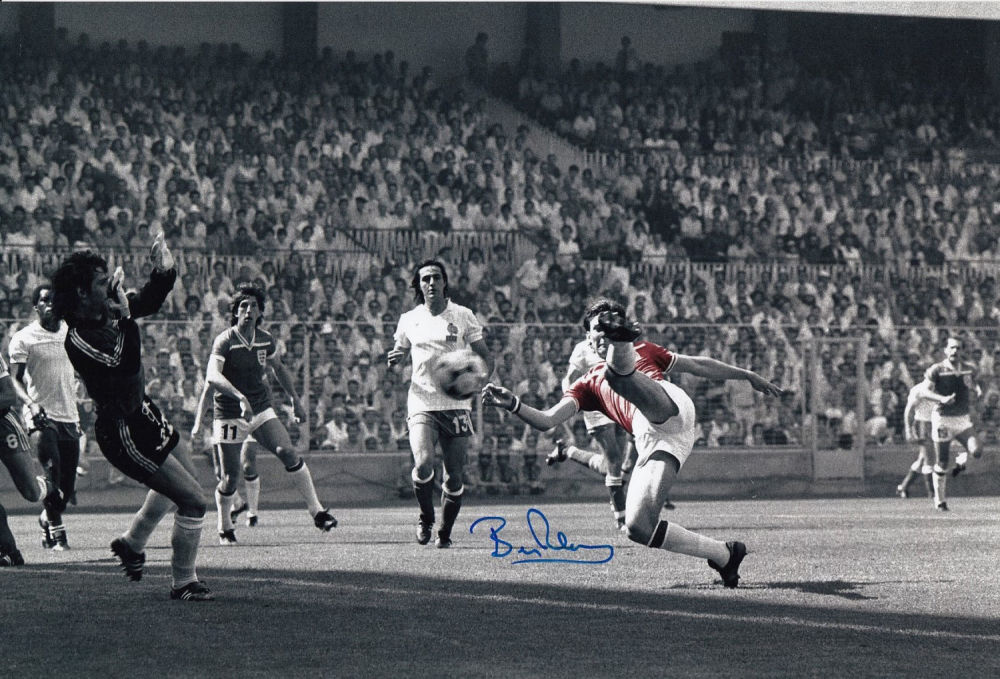 Lot 329: Autographed Bryan Robson 12 X 8 Photo -...
