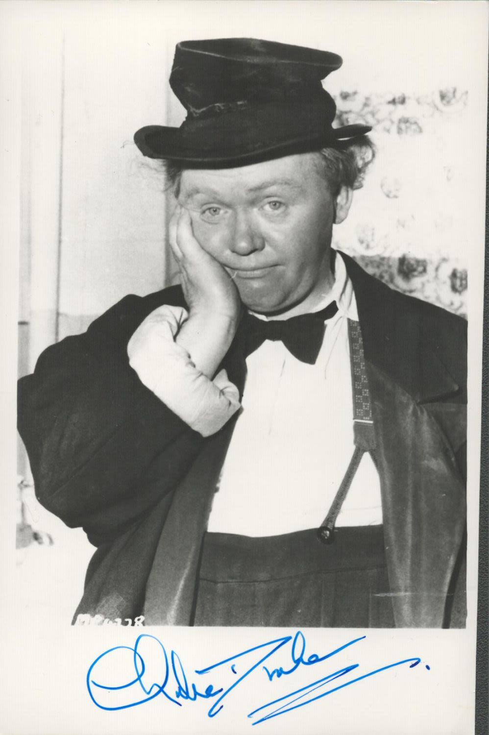 Lot 471: British Comedian Charlie Drake Signed 5x3 inch approx...