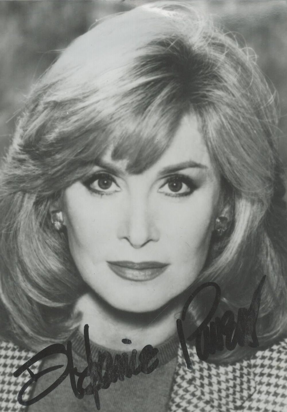 Lot 475: American Actress Stefanie Powers Signed 5 x 3....