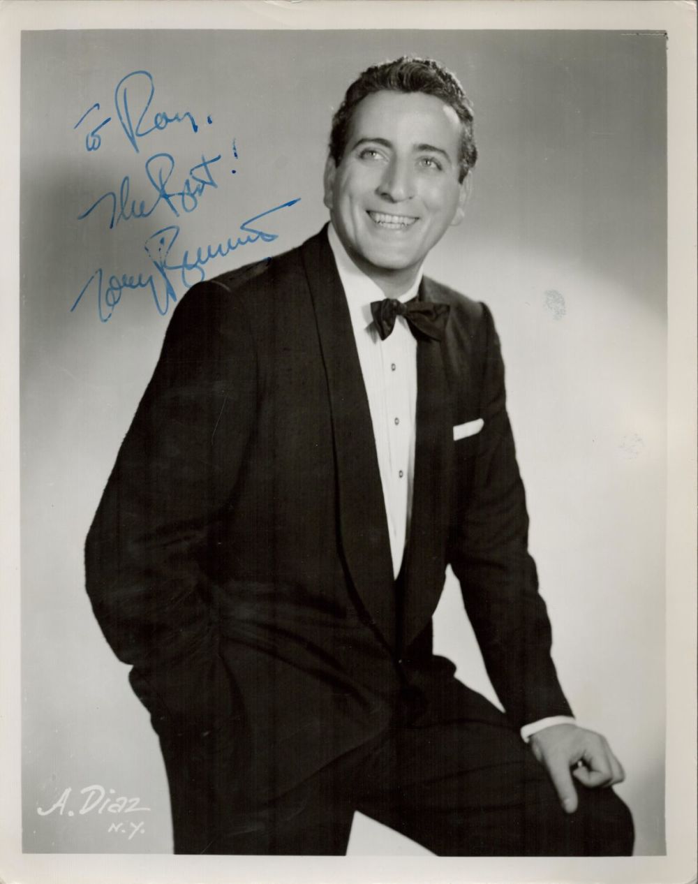 Lot 585: American Singer Tony Bennett Signed 10x8 inch Black...