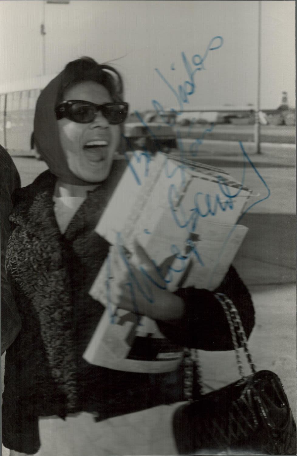 Lot 588: Welsh Singer Shirley Bassey Signed 7. 5 x...