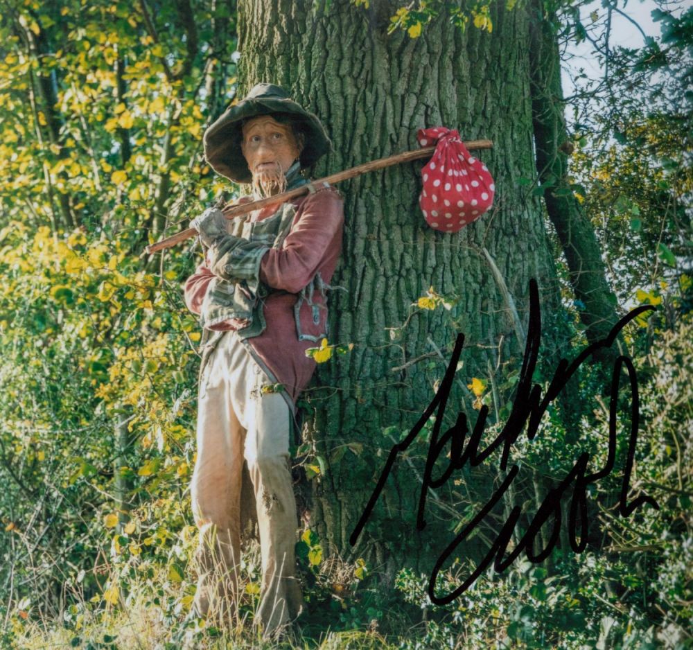 Lot 701: Mackenzie Crook Actor Signed 'Worzel Gummidge' 8x10 Photo....