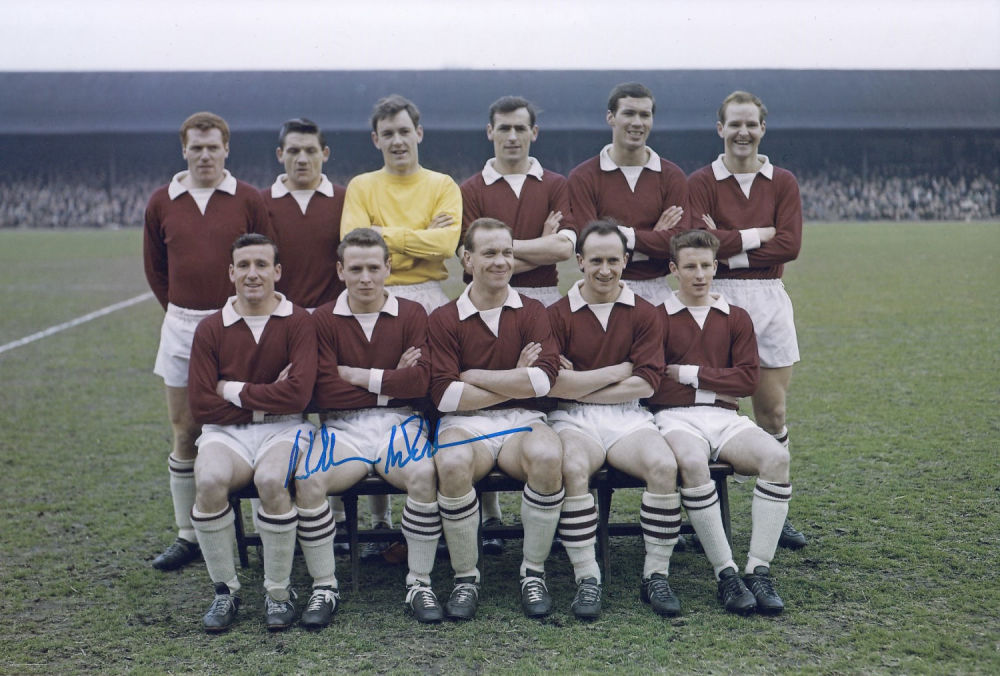 Lot 271: Autographed Willie Wallace 12 X 8 Photo colour,...