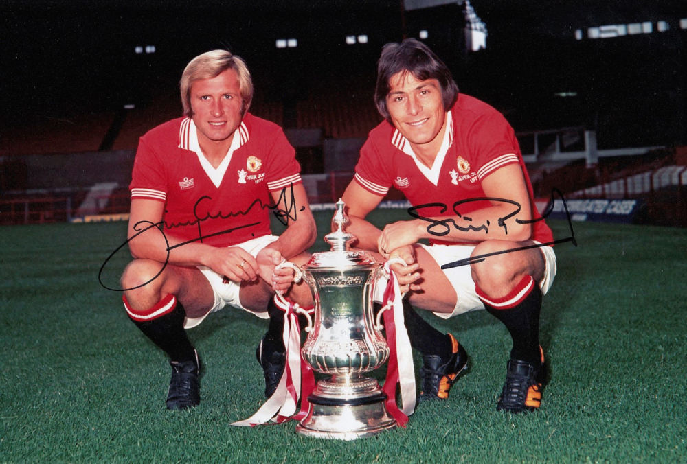 Lot 288: Autographed Man United 12 X 8 Photo colour,...