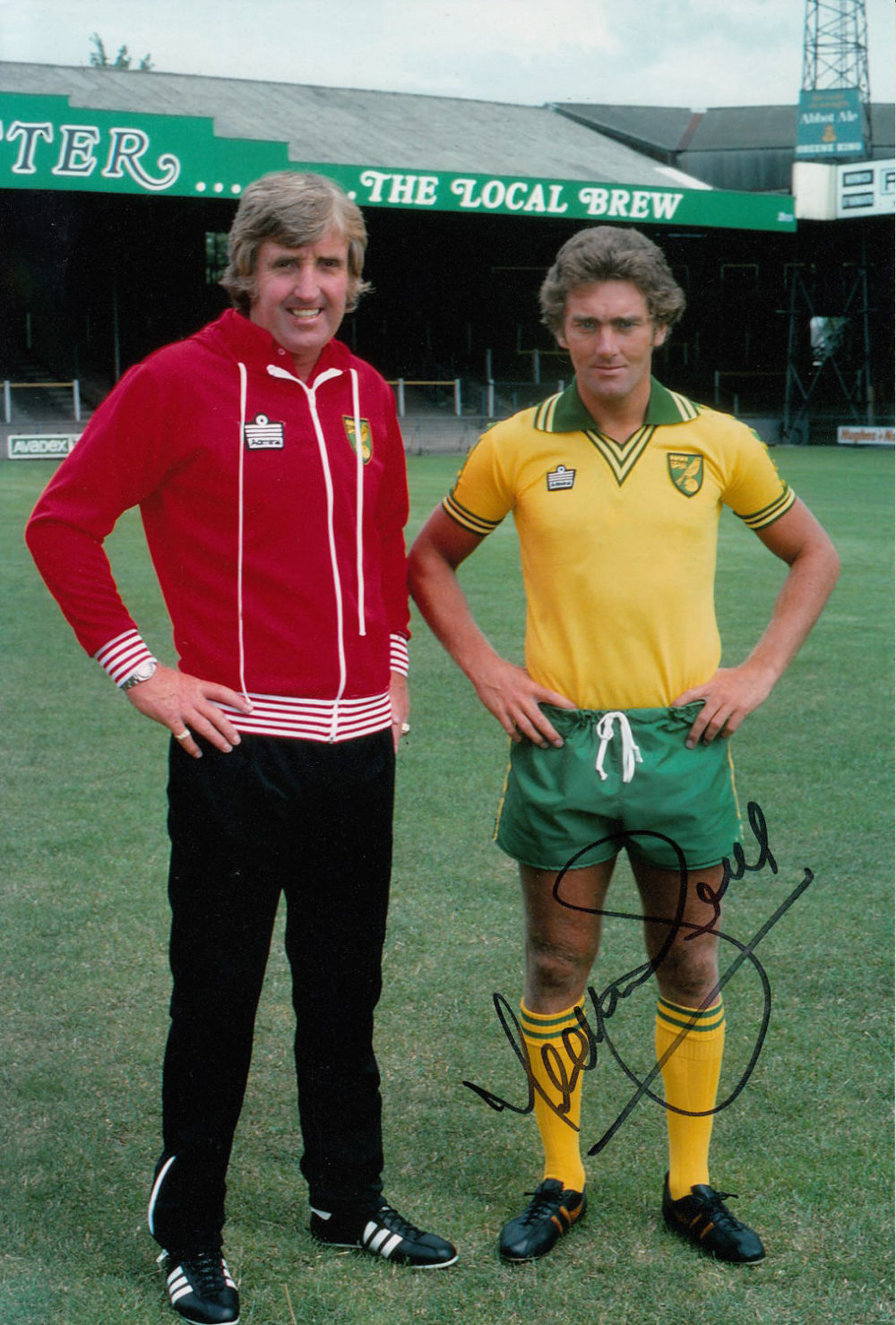 Lot 290: Autographed Ted Macdougall 12 X 8 Photo colour,...