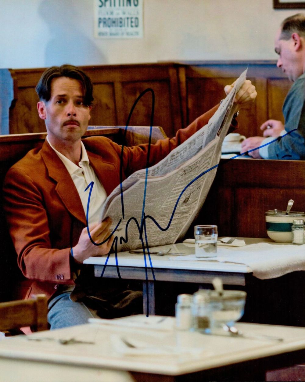 Lot 304: Guy Pearce signed 10x8 colour photo. Good condition....