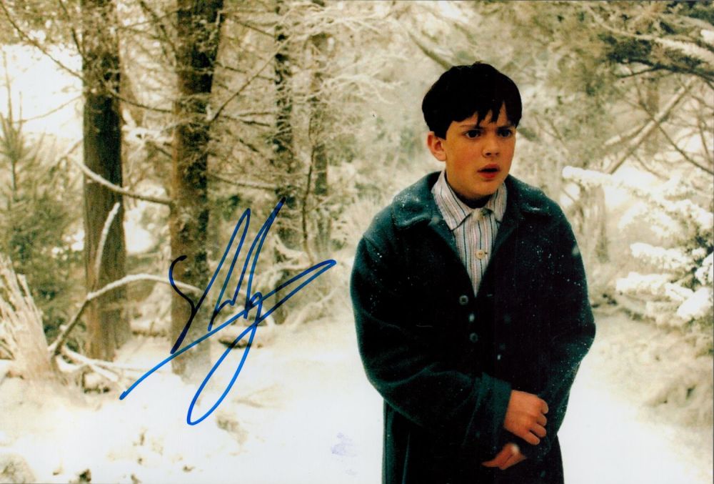 Lot 305: Skandar Keynes signed 12x8 colour chronicles of Narnia...
