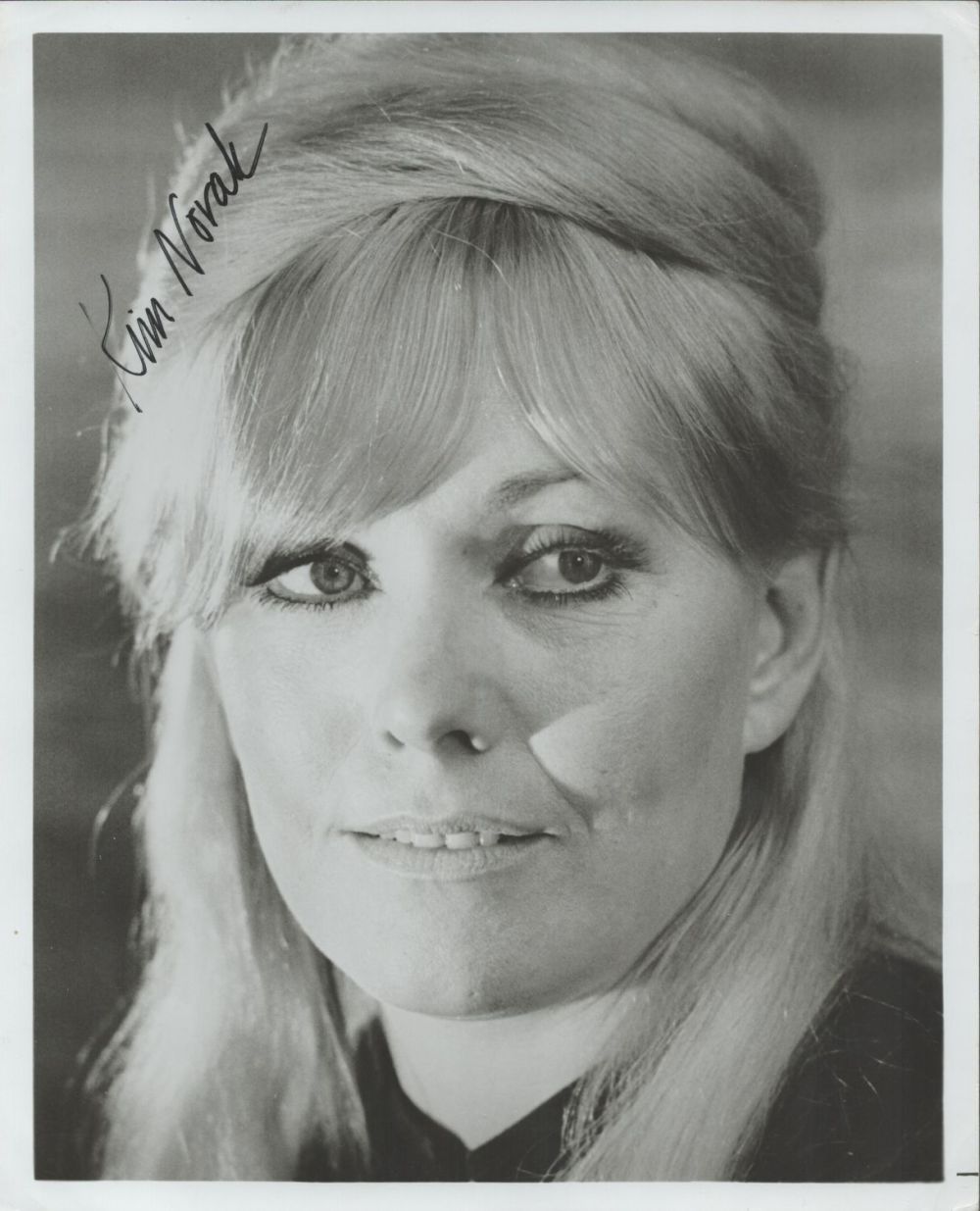Lot 471: Kim Novak signed 10x8 vintage black and white...
