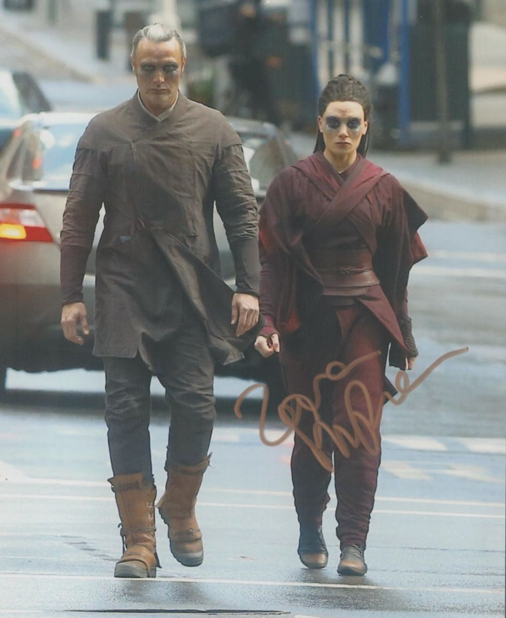 Lot 473: Zara Pythian signed 10x8 colour photo. Good condition....
