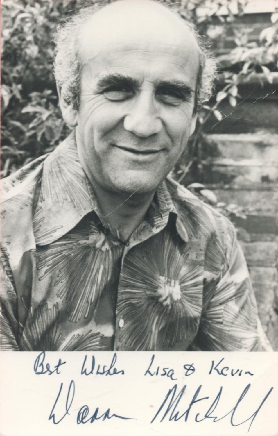 Lot 188: Robert Morley signed 6x4 black and white photo...