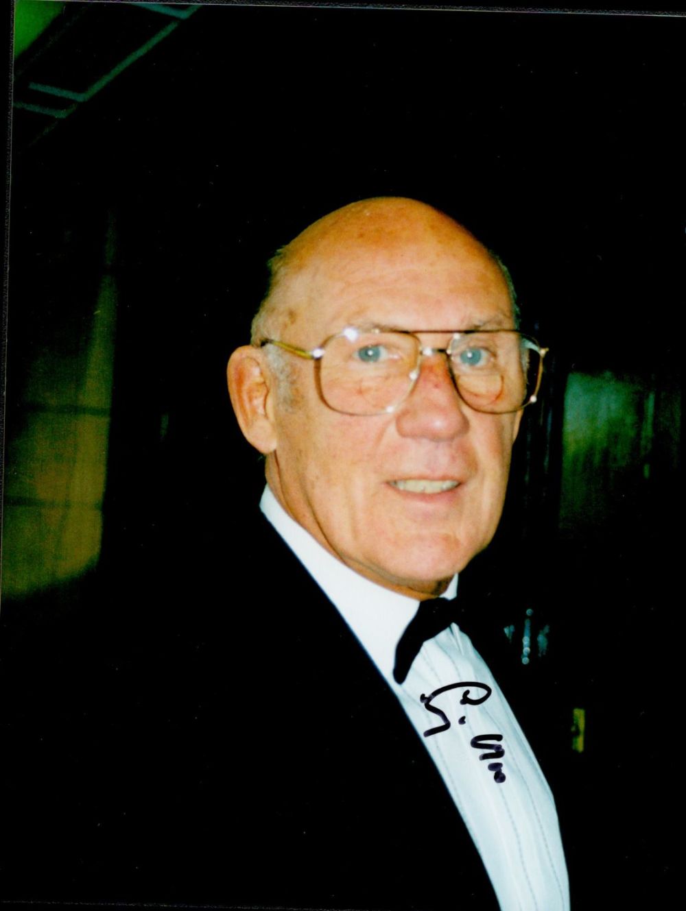 Lot 334: Stirling Moss signed 8x6 colour photo. Sir Stirling...