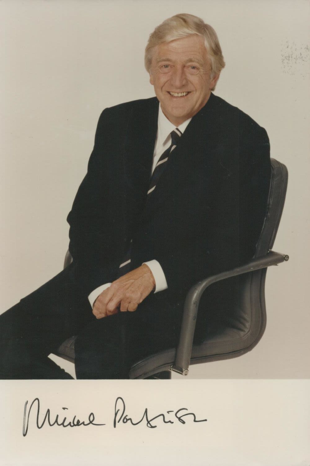Lot 574: Michael Parkinson signed 6x4 colour photo. Parkinson CBE...