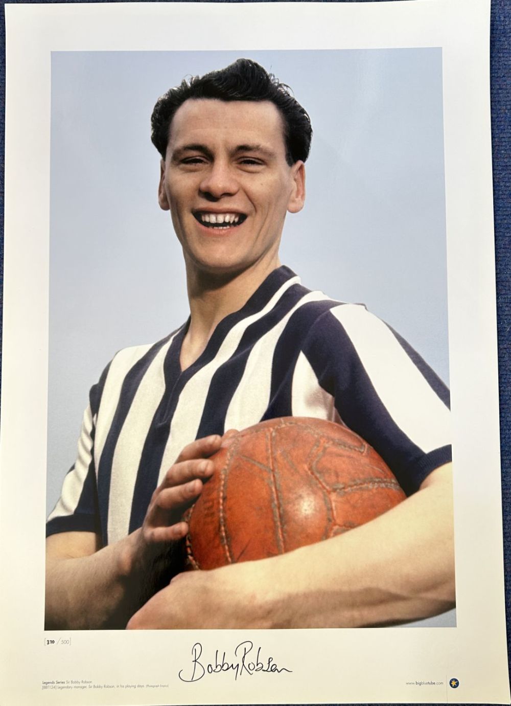 Lot 181: Football Sir Bobby Robson signed Big Blue Tube...