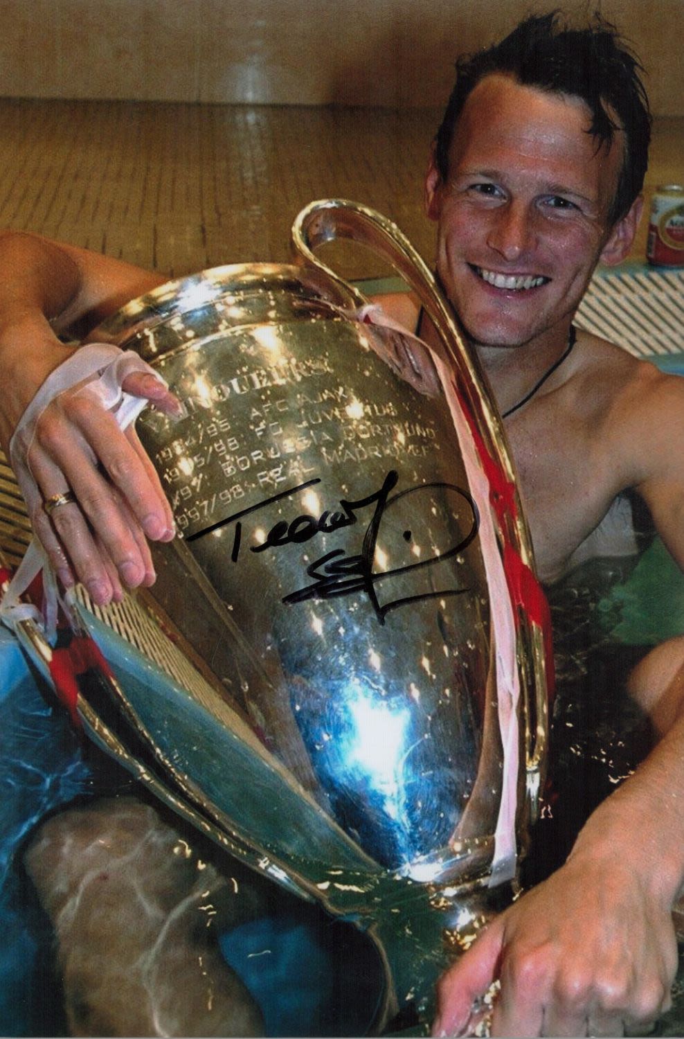 Lot 230: Football Teddy Sheringham signed Manchester United 12x8 colour...