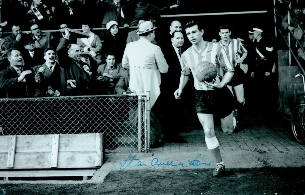 Lot 377: Stan Mortensen signed 15. 5 x 10 black...