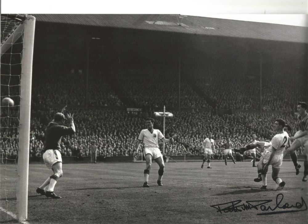 Lot 451: Peter Mcparland Aston Villa Signed 12 x 8...