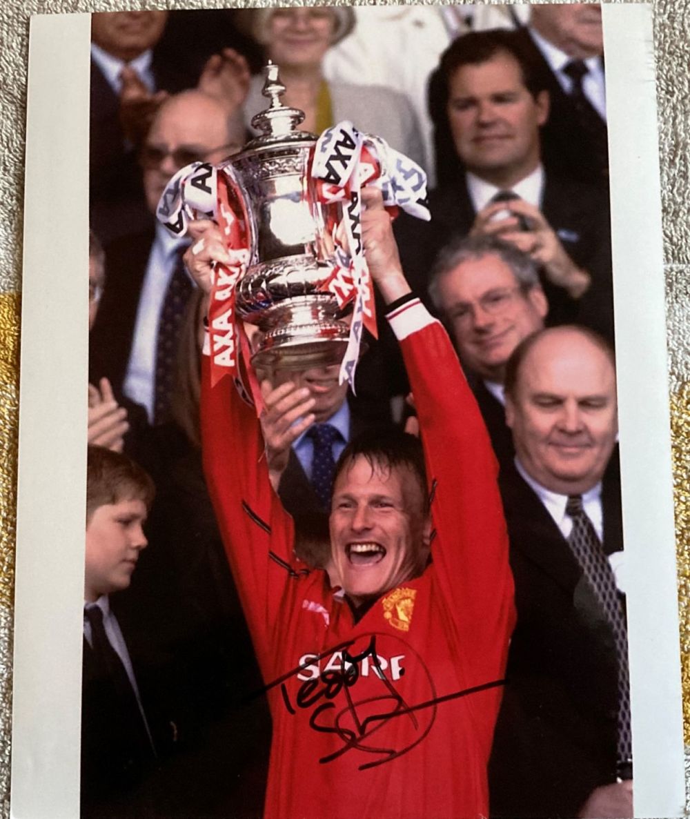 Lot 579: Football Teddy Sheringham signed 12 x 8 inch...