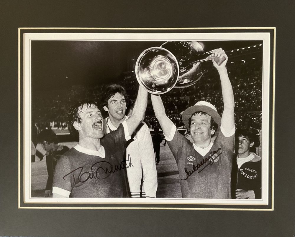 Lot 360: Tommy Smith And Ian Callaghan Signed 16 x...