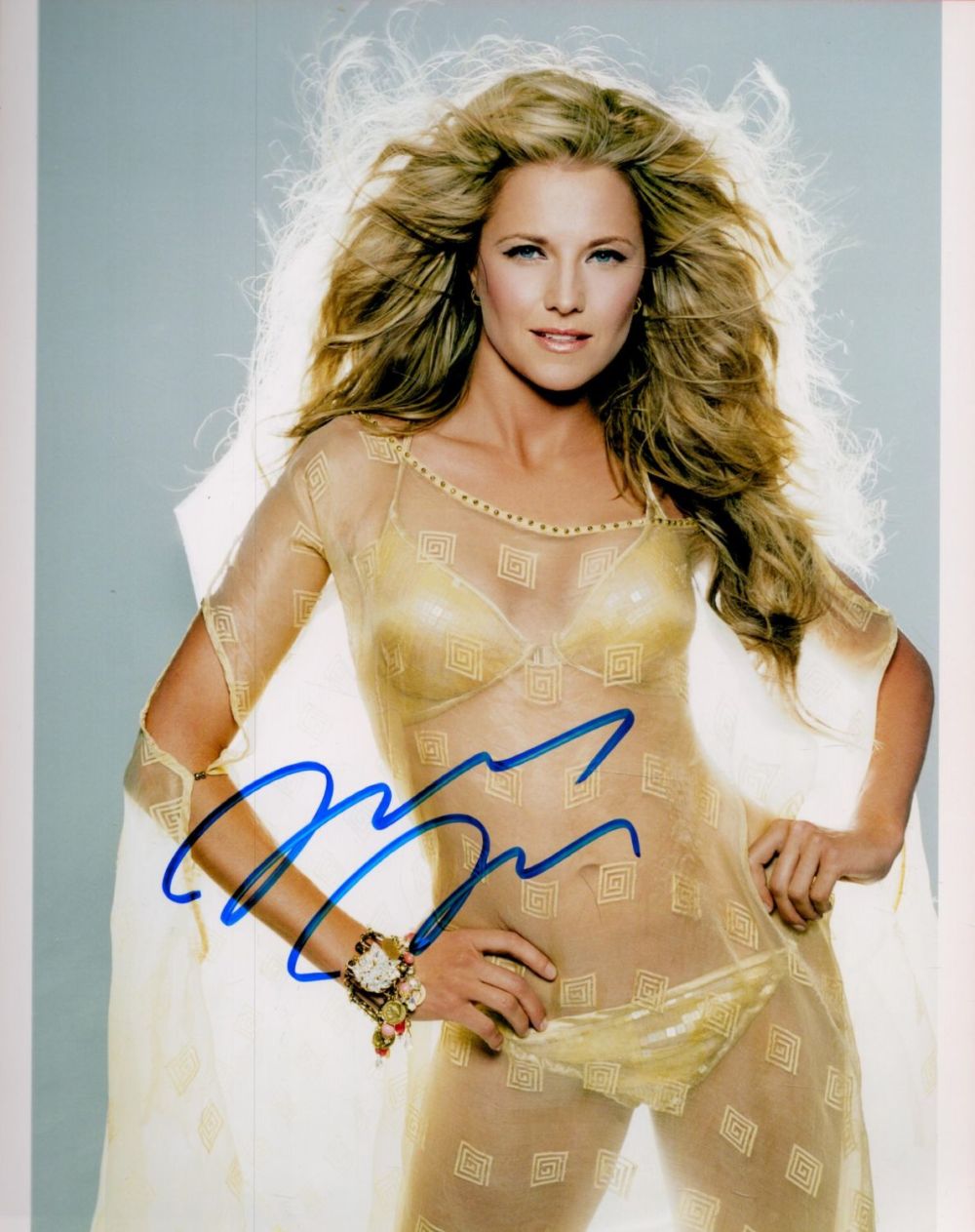 Lot 407: Lucy Lawless signed 10x8 colour photo. All autographs...