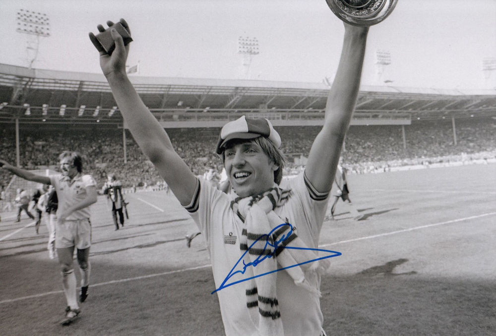 Lot 680: Football Autographed Geoff Pike 12 X 8 Photo...