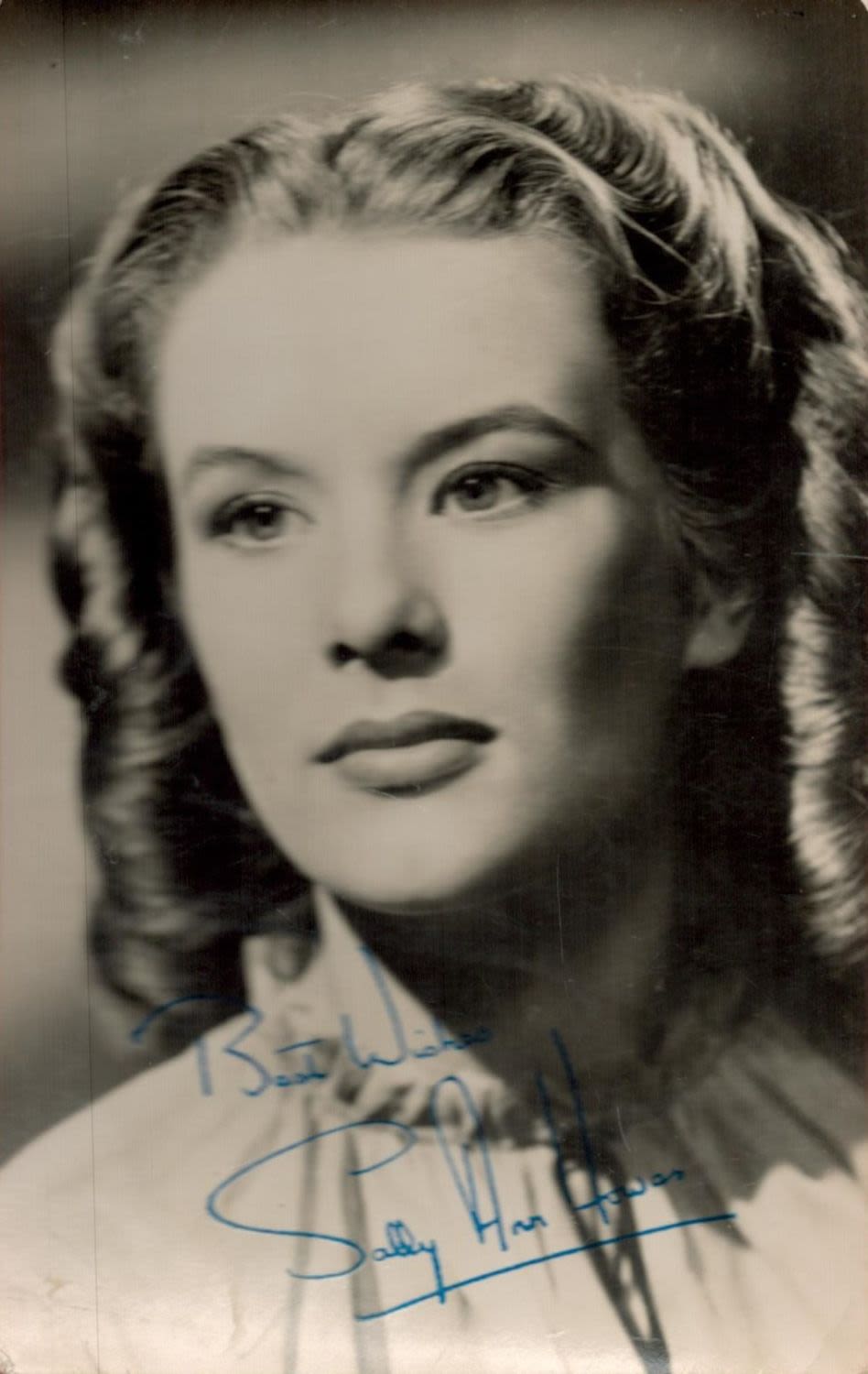 Lot 207: Sally Ann Howes Signed 5 x 3 inch...