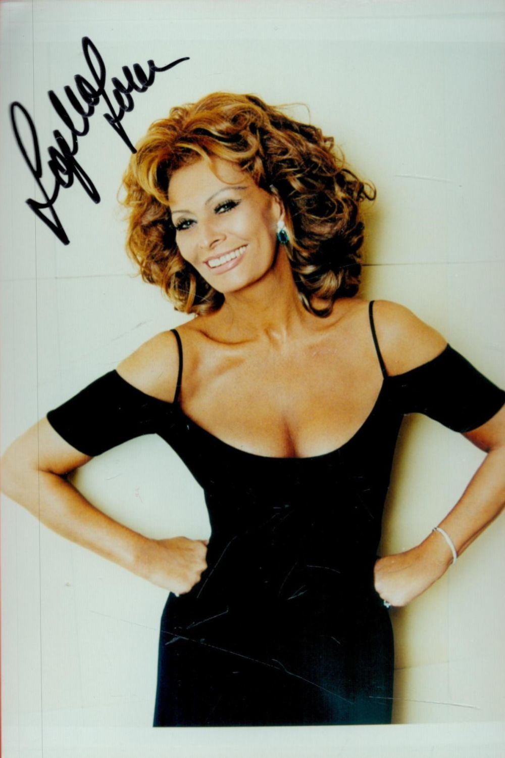 Lot 148: Sophia Loren signed 6 x 4 colour sexy...