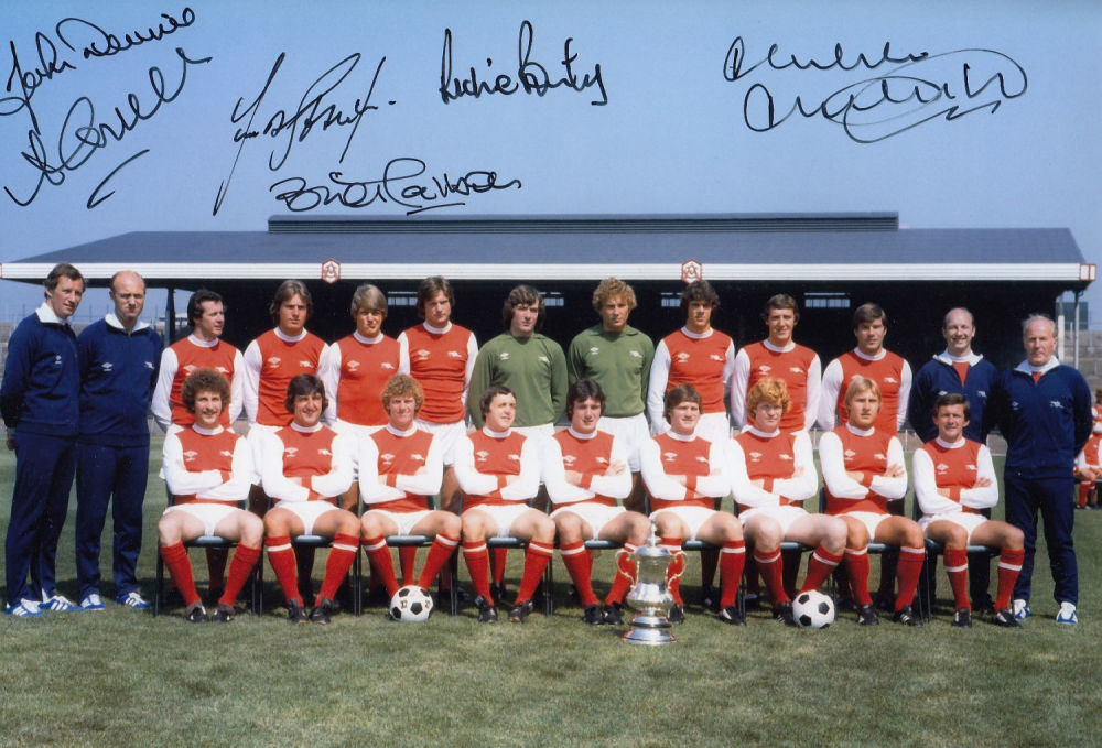 Lot 351: Autographed ARSENAL 12 x 8 photo : Col,...