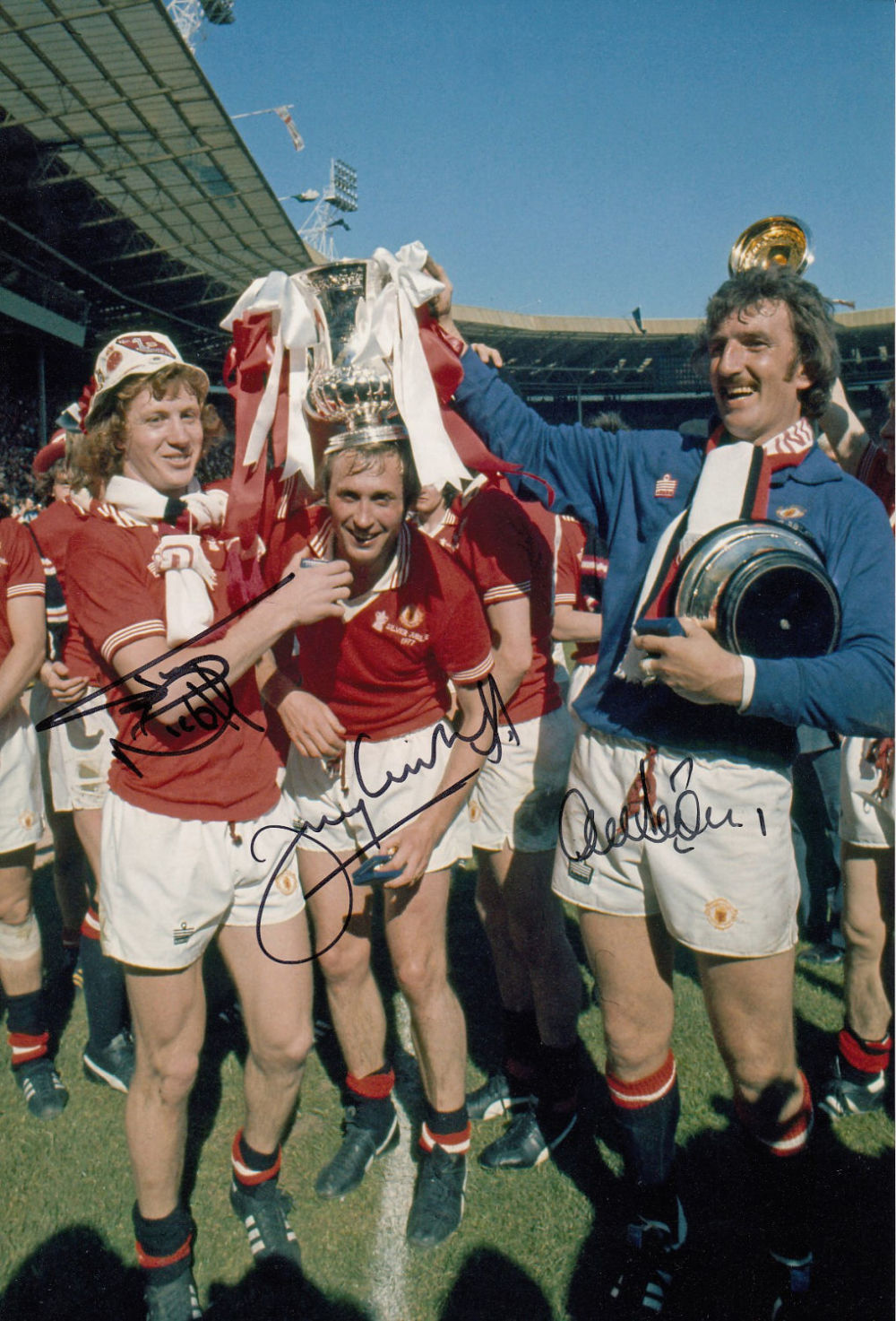 Lot 370: Autographed MAN UNITED 12 x 8 photo :...