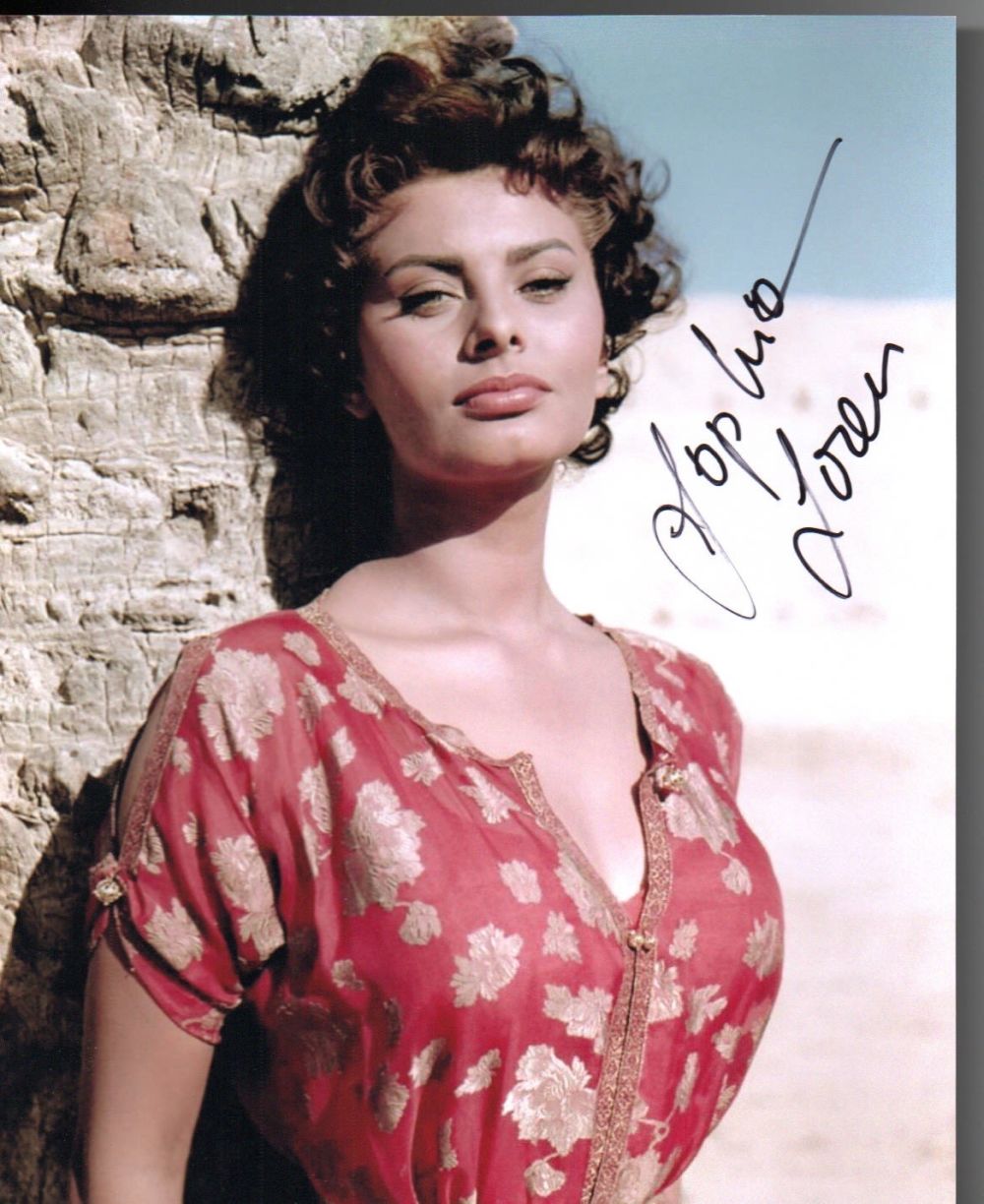 Lot 383: Sophia Loren signed 10"x8" picture . Good Condition....
