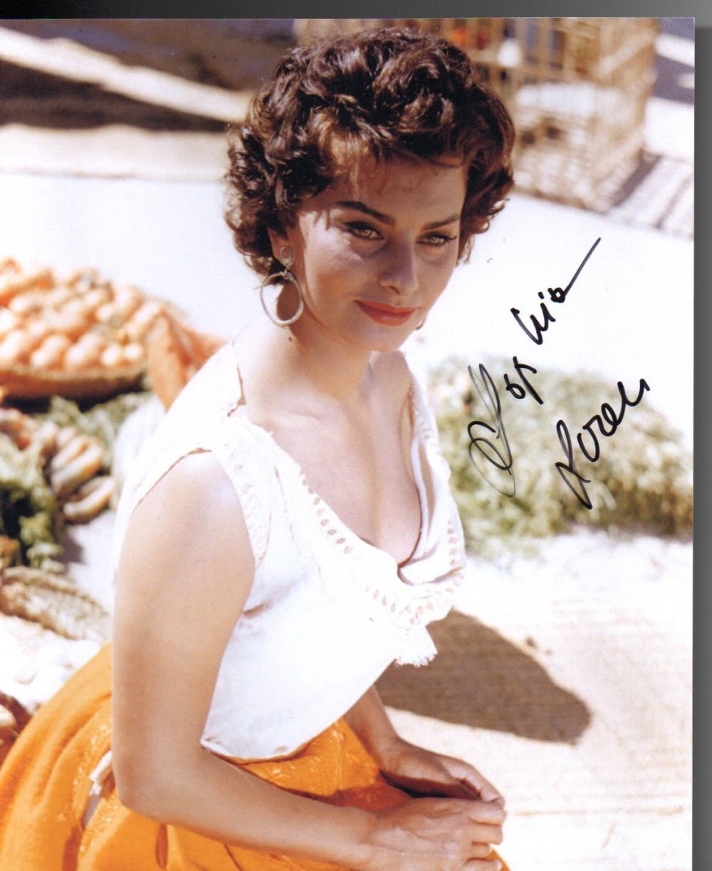 Lot 384: Sophia Loren signed 10"x8" picture . Good Condition....